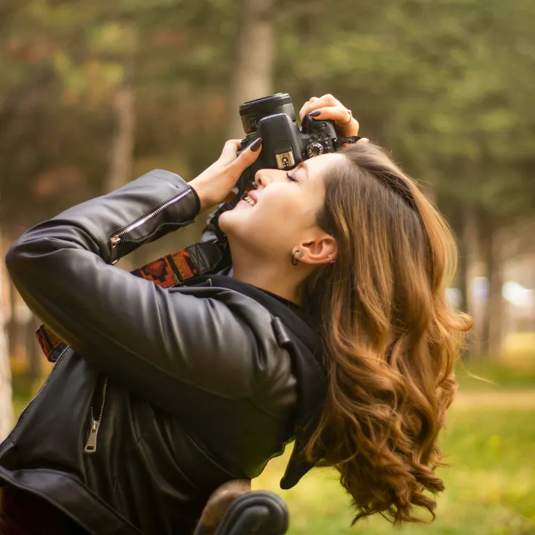 Dziewczyna robiąca zdjęcie w parku